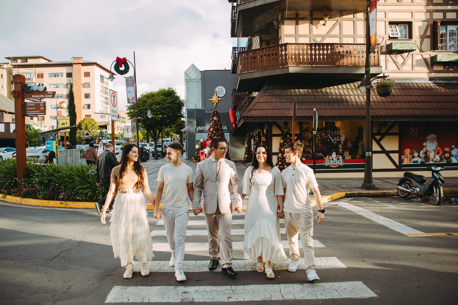 A família Oliveira atravessando a rua, de mãos dadas
