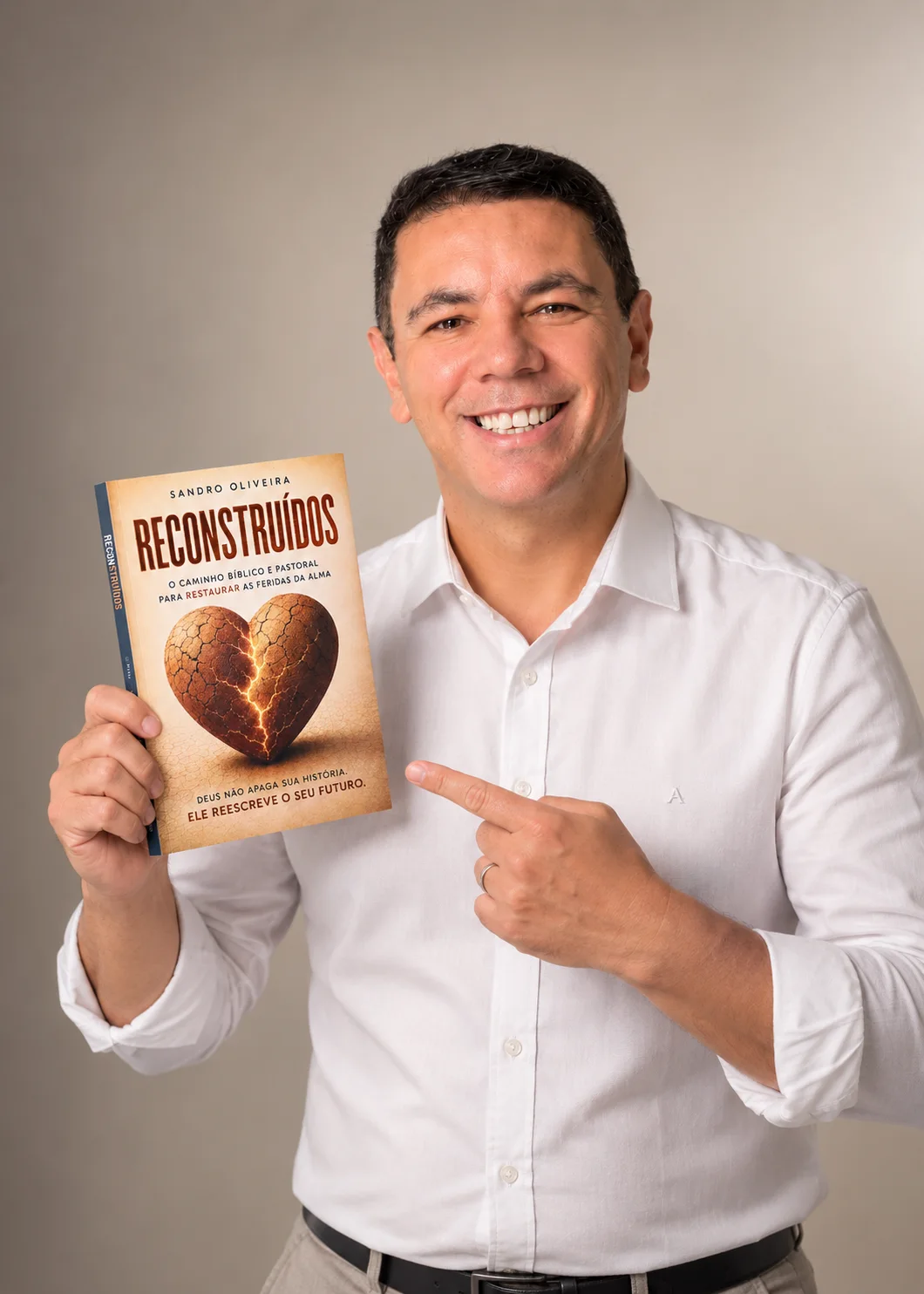 Sandro Oliveira, autor do livro Reconstruídos